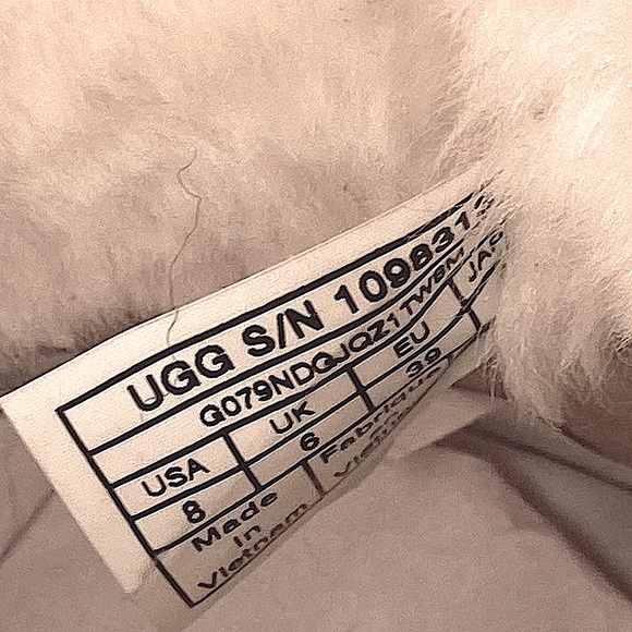 New UGG Jerene Shearling Bootie in Chestnut
Size 8 MSRP $250 - Picture 10 of 10